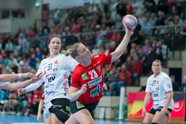 Victoria Hasselbusch (Zwickau, 31), Marie Polakova (Halle, 23), SV Union Halle-Neustadt vs. BSV Sachsen Zwickau, Handball Bundesliga Frauen, 1. Bundesliga 5. Spieltag Saison 2026 27, 10.10.2026 Halle SWH Arena Sachsen-Anhalt Deutschland
