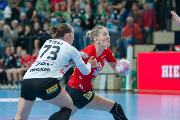 Zoe Stens (Zwickau, 73), Marie Polakova (Halle, 23), SV Union Halle-Neustadt vs. BSV Sachsen Zwickau, Handball Bundesliga Frauen, 1. Bundesliga 5. Spieltag Saison 2026 27, 10.10.2026 Halle SWH Arena Sachsen-Anhalt Deutschland