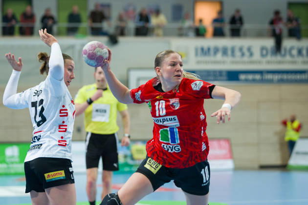 Zoe Stens (Zwickau, 73), Viktoria Marksteiner (Halle, 10), SV Union Halle-Neustadt vs. BSV Sachsen Zwickau, Handball Bundesliga Frauen, 1. Bundesliga 5. Spieltag Saison 2026 27, 10.10.2026 Halle SWH Arena Sachsen-Anhalt Deutschland