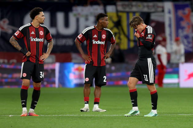 10.10.2026, xtgx, Fussball 1.Bundesliga, RB Leipzig - Eintracht Frankfurt v.l. Nnamdi Collins (Eintracht Frankfurt) Raphael Onyedika (Eintracht Frankfurt) Love Arrhov (Eintracht Frankfurt) Enttäuscht, traurig, frustriert, ratlos, (DFL DFB REGULATIONS PROHIBIT ANY USE OF PHOTOGRAPHS as IMAGE SEQUENCES and or QUASI-VIDEO) Leipzig