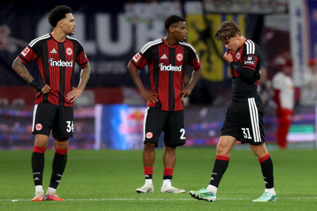 10.10.2026, xtgx, Fussball 1.Bundesliga, RB Leipzig - Eintracht Frankfurt v.l. Nnamdi Collins (Eintracht Frankfurt) Raphael Onyedika (Eintracht Frankfurt) Love Arrhov (Eintracht Frankfurt) Enttäuscht, traurig, frustriert, ratlos, (DFL DFB REGULATIONS PROHIBIT ANY USE OF PHOTOGRAPHS as IMAGE SEQUENCES and or QUASI-VIDEO) Leipzig