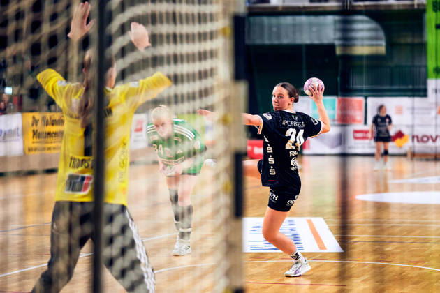 DANIQUE TROOSTER (Fuechse Berlin, 01), Lisa Fuchs (SG Nuertingen-Zizishausen, 24), GER, 2. Handball - Bundesliga Frauen, Fuechse Berlin vs. SG Nuertingen-Zizishausen, Saison 2026 27, 5. Spieltag, 10.10.2026 GER, 2. Handball - Bundesliga Frauen, Fuechse Berlin vs. SG Nuertingen-Zizishausen, Saison 2026 27, 5. Spieltag, 10.10.2026 Berlin