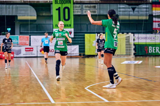 ALISSA KATARINA WERLE (Fuechse Berlin, 66), jubelt, freut sich, NAOMI CONZE (Fuechse Berlin, 05), GER, 2. Handball - Bundesliga Frauen, Fuechse Berlin vs. SG Nuertingen-Zizishausen, Saison 2026 27, 5. Spieltag, 10.10.2026 GER, 2. Handball - Bundesliga Frauen, Fuechse Berlin vs. SG Nuertingen-Zizishausen, Saison 2026 27, 5. Spieltag, 10.10.2026 Berlin