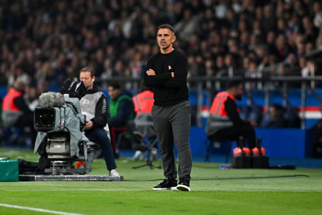 Paris Saint-Germain v Le Mans FC - Ligue 1 McDonald s 2026 2027 Patrick VIDEIRA coach of Le Mans FC pay tribute to Pink October using a pink ribbon during Ligue 1 McDonald s match between Paris and Le Mans at Parc des Princes on October 10, 2026 in Paris, France. Paris France Copyright: xBaptistexFernandezx 776573319