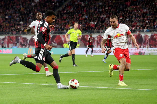 10.10.2026, xgox, Fussball 1.Bundesliga, RB Leipzig - Eintracht Frankfurt v.l. Ansgar Knauff (Eintracht Frankfurt) David Raum (RB Leipzig) Zweikampf, Aktion, action, battle for the ball (DFL DFB REGULATIONS PROHIBIT ANY USE OF PHOTOGRAPHS as IMAGE SEQUENCES and or QUASI-VIDEO) Leipzig