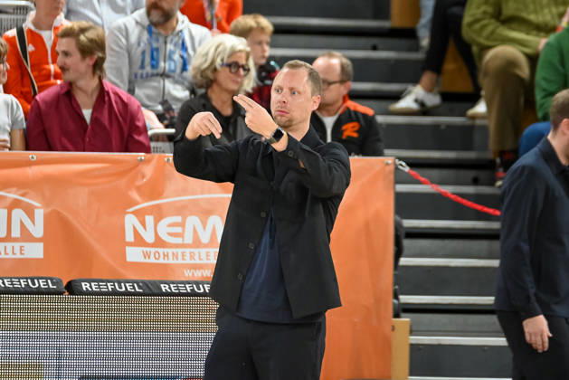 Christian Held (RASTA Vechta, Coach) moniert einen Schrittfehler RASTA Vechta vs. ratiopharm Ulm, easyCredit Basketball Bundesliga, 5. Spieltag, Saison 2026 2027, 10.10.2026, RASTA Vechta vs. ratiopharm Ulm, easyCredit Basketball Bundesliga, 5. Spieltag, Saison 2026 2027, 10.10.2026 Vechta Copyright: xEibner-Pressefoto RobertxGertzenx EP_RGN