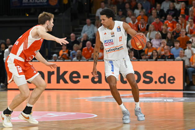 Michael Rataj (ratiopharm Ulm, 12) am Ball gegen Linus Trettin (RASTA Vechta, 15) RASTA Vechta vs. ratiopharm Ulm, easyCredit Basketball Bundesliga, 5. Spieltag, Saison 2026 2027, 10.10.2026, RASTA Vechta vs. ratiopharm Ulm, easyCredit Basketball Bundesliga, 5. Spieltag, Saison 2026 2027, 10.10.2026 Vechta Copyright: xEibner-Pressefoto RobertxGertzenx EP_RGN