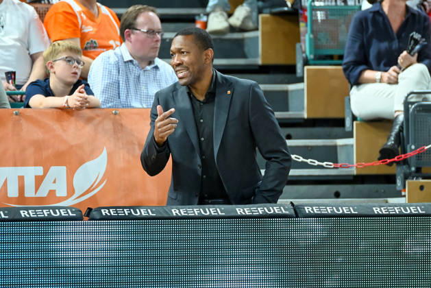 Tyron McCoy (ratiopharm Ulm, Assistant Coach) spricht und gestikuliert RASTA Vechta vs. ratiopharm Ulm, easyCredit Basketball Bundesliga, 5. Spieltag, Saison 2026 2027, 10.10.2026, RASTA Vechta vs. ratiopharm Ulm, easyCredit Basketball Bundesliga, 5. Spieltag, Saison 2026 2027, 10.10.2026 Vechta Copyright: xEibner-Pressefoto RobertxGertzenx EP_RGN