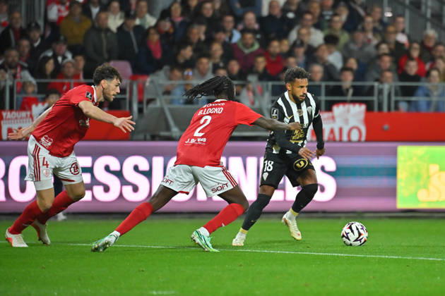 Stade Brestois 29 v Angers SCO - Ligue 1 McDonald s 2026 2027 Jim Allevinah of Angers , Bradley LOCKO of Stade Brestois 29 during Ligue 1 McDonald s match between Brest and Angers at Stade Francis-Le Ble on October 10, 2026 in Brest, France. Brest France  Copyright: xIconxSportx 776573329