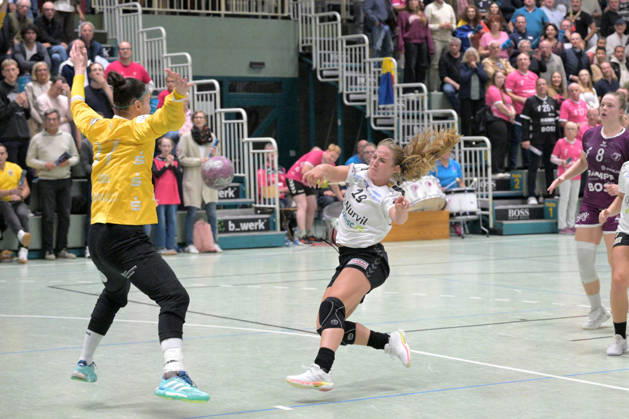 Zoe Sprengers (SCM Ramnicu Valcea, 19) beim Torwurf gegen Sara Suba (TusSies Metzingen, 77) im Tor TusSies Metzingen vs. SCM Ramnicu Valcea, Handball, EHF, Europa Leauge Qualifikation Rueckspiel, Saison 2026 2027, 10.10.2026 TusSies Metzingen vs. SCM Ramnicu Valcea, Handball, EHF, Europa Leauge Qualifikation Rueckspiel, Saison 2026 2027, 10.10.2026 Metzingen Copyright: xEibner-Pressefotox EP_TBR