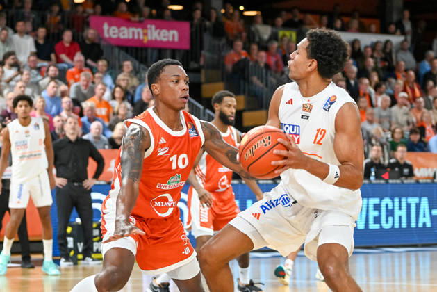 Michael Rataj (ratiopharm Ulm, 12) am Ball gegen Justin Edler-Davies (RASTA Vechta, 10) RASTA Vechta vs. ratiopharm Ulm, easyCredit Basketball Bundesliga, 5. Spieltag, Saison 2026 2027, 10.10.2026, RASTA Vechta vs. ratiopharm Ulm, easyCredit Basketball Bundesliga, 5. Spieltag, Saison 2026 2027, 10.10.2026 Vechta Copyright: xEibner-Pressefoto RobertxGertzenx EP_RGN
