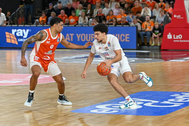Adam Atamna (ratiopharm Ulm, 00) am Ball gegen Dmitrik Trice (RASTA Vechta, 00) RASTA Vechta vs. ratiopharm Ulm, easyCredit Basketball Bundesliga, 5. Spieltag, Saison 2026 2027, 10.10.2026, RASTA Vechta vs. ratiopharm Ulm, easyCredit Basketball Bundesliga, 5. Spieltag, Saison 2026 2027, 10.10.2026 Vechta Copyright: xEibner-Pressefoto RobertxGertzenx EP_RGN