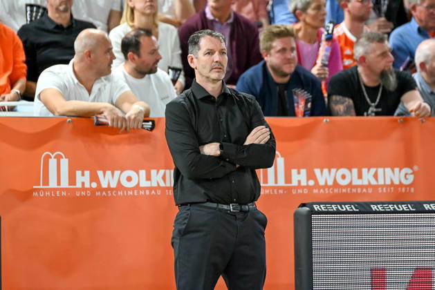 Ty Harrelson (ratiopharm Ulm, Coach) schaut auf das Spielfeld RASTA Vechta vs. ratiopharm Ulm, easyCredit Basketball Bundesliga, 5. Spieltag, Saison 2026 2027, 10.10.2026, RASTA Vechta vs. ratiopharm Ulm, easyCredit Basketball Bundesliga, 5. Spieltag, Saison 2026 2027, 10.10.2026 Vechta Copyright: xEibner-Pressefoto RobertxGertzenx EP_RGN