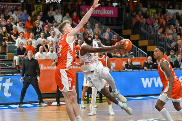 Oluwasimisola Shittu (ratioparhm Ulm, 45) am Ball gegen Lars Thiemann (RASTA Vechta, 23) RASTA Vechta vs. ratiopharm Ulm, easyCredit Basketball Bundesliga, 5. Spieltag, Saison 2026 2027, 10.10.2026, RASTA Vechta vs. ratiopharm Ulm, easyCredit Basketball Bundesliga, 5. Spieltag, Saison 2026 2027, 10.10.2026 Vechta Copyright: xEibner-Pressefoto RobertxGertzenx EP_RGN
