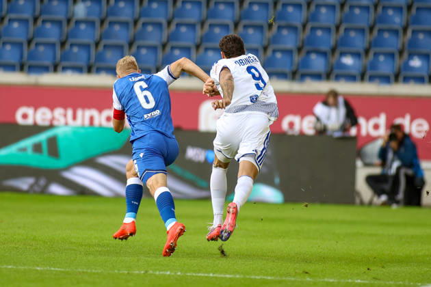 10.10.2026, GER, Fussball, Herren, 3. Liga, Saison 2026 2027, MSV Duisburg - TSG Hoffenheim II Valentin Lässig (TSG II) und Lex Tyger Lobinger (MSV) im Kampf um den Ball Copyright: xSvenxHanischx