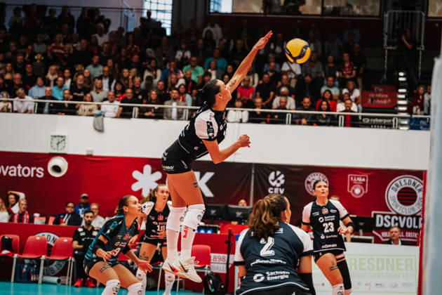 Im Bild: Angriff durch Dresdner SC 10.10.2026, Dresdner SC - Allianz MTV Stuttgart, DEKRA 1. Bundesliga Frauen, Volleyball, Deutschland, Dresden, Cyberport Arena Copyright: HMBxMedia xEtiennexSchlick
