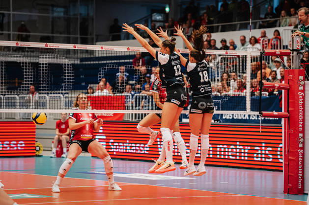 Im Bild: Mette Pfeffer (12, Dresdner SC) und Sarah Straube (18, Dresdner SC) blocken erfolgreich den Ball 10.10.2026, Dresdner SC - Allianz MTV Stuttgart, DEKRA 1. Bundesliga Frauen, Volleyball, Deutschland, Dresden, Cyberport Arena Copyright: HMBxMedia xEtiennexSchlick