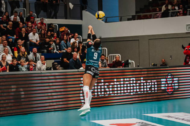Im Bild: Emilia Schaarschmidt (9, Dresdner SC) rettet den Ball vor dem aus 10.10.2026, Dresdner SC - Allianz MTV Stuttgart, DEKRA 1. Bundesliga Frauen, Volleyball, Deutschland, Dresden, Cyberport Arena Copyright: HMBxMedia xEtiennexSchlick