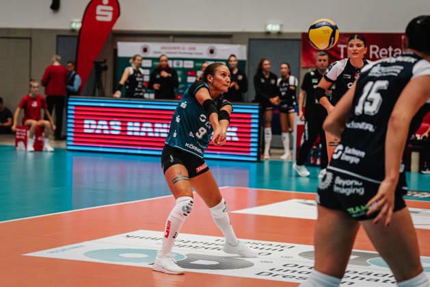Im Bild: Annahme durch Emilia Schaarschmidt (9, Dresdner SC) 10.10.2026, Dresdner SC - Allianz MTV Stuttgart, DEKRA 1. Bundesliga Frauen, Volleyball, Deutschland, Dresden, Cyberport Arena Copyright: HMBxMedia xEtiennexSchlick