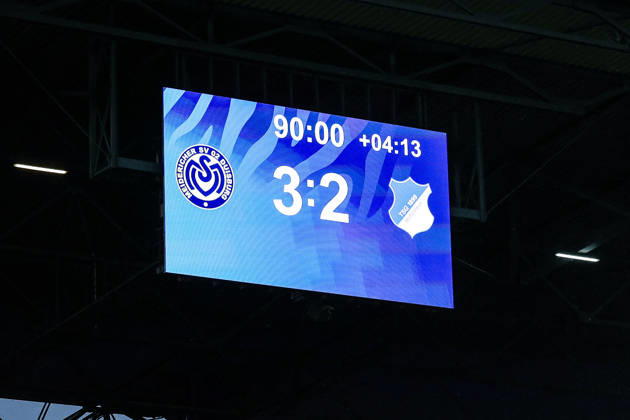 Fussball, 3.Liga Saison 2026 2027 8.Spieltag MSV Duisburg - TSG 1899 Hoffenheim II 10.10.2026, schauinsland-reisen-arena Anzeigetafel mit dem Endergebnis MSV Duisburg 3, Hoffenheim 2 Duisburg schauinsland-reisen-arena Nordrhein-Westfalen Deutschland