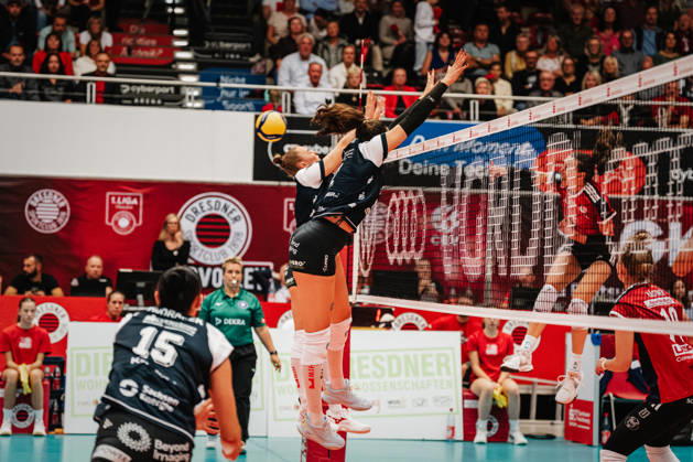Im Bild: Allianz MTV Stuttgart greift an und Dresdner SC blockt 10.10.2026, Dresdner SC - Allianz MTV Stuttgart, DEKRA 1. Bundesliga Frauen, Volleyball, Deutschland, Dresden, Cyberport Arena Copyright: HMBxMedia xEtiennexSchlick