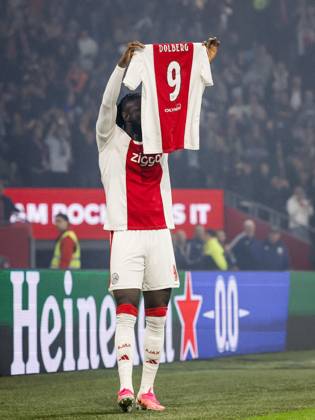 AMSTERDAM - Tolu Arokodare of Ajax celebrates his 1-0 with the shirt of the injured Kasper Dolberg during the Dutch Eredivisie match between AFC Ajax and NEC Nijmegen at the Johan Cruijff ArenA on October 10, 2026, in Amsterdam, the Netherlands. MAURICE VAN STEEN ANP Eredivisie 2026 27 xVIxANPxSportx xxANPxIVx 572057145 originalFilename: 572057145