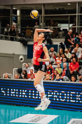 Im Bild: Jasmine Gross (3, MTV Stuttgart) beim Aufschlag 10.10.2026, Dresdner SC - Allianz MTV Stuttgart, DEKRA 1. Bundesliga Frauen, Volleyball, Deutschland, Dresden, Cyberport Arena Copyright: HMBxMedia xEtiennexSchlick