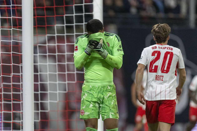 GER, Leipzig, Fussball, Bundesliga, 5. Spieltag, RB Leipzig vs. Eintracht Frankfurt im Bild v.l.: Noah Atubolu (Eintracht Frankfurt 01), nach 6:0 Gegentor 10.10.2026, Red-Bull Arena Leipzig DFL DFB REGULATIONS PROHIBIT ANY USE OF PHOTOGRAPHS AS IMAGE SEQUENCES AND OR QUASI-VIDEO, Leipzig Red-Bull Arena Sachsen Germany Copyright: xPaulxFritzx