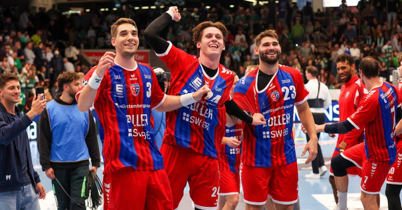 10.10.2026, Deutschland, Göppingen, Handball Opel HBL Bundesliga, FRISCH AUF! Göppingen vs. SG BBM Bietigheim, Jubel Bietigheim, v.l. Nikola Vlahovic (BBM), Maxim Orlov (BBM), Marcus Norrbrink (BBM)
