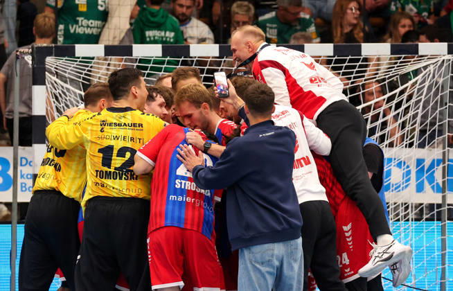 10.10.2026, Deutschland, Göppingen, Handball Opel HBL Bundesliga, FRISCH AUF! Göppingen vs. SG BBM Bietigheim, Jubel Bietigheim, oben BBM Trainer Hartmut Mayerhoffer (BBM)