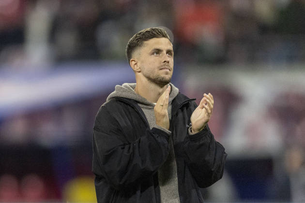 GER, Leipzig, Fussball, Bundesliga, 5. Spieltag, RB Leipzig vs. Eintracht Frankfurt im Bild v.l.: Christoph Baumgartner (RB Leipzig 14), applaudiert nach Abpfiff 10.10.2026, Red-Bull Arena Leipzig DFL DFB REGULATIONS PROHIBIT ANY USE OF PHOTOGRAPHS AS IMAGE SEQUENCES AND OR QUASI-VIDEO, Leipzig Red-Bull Arena Sachsen Germany Copyright: xPaulxFritzx