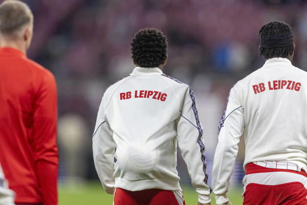 GER, Leipzig, Fussball, Bundesliga, 5. Spieltag, RB Leipzig vs. Eintracht Frankfurt im Bild v.l.: Christopher Nkunku (RB Leipzig 28), versteckt Spielball unter seiner Jacke als Souvenir fuer den Dreierpack 10.10.2026, Red-Bull Arena Leipzig DFL DFB REGULATIONS PROHIBIT ANY USE OF PHOTOGRAPHS AS IMAGE SEQUENCES AND OR QUASI-VIDEO, Leipzig Red-Bull Arena Sachsen Germany Copyright: xPaulxFritzx
