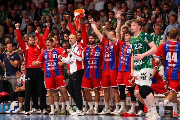 10.10.2026, Deutschland, Göppingen, Handball Opel HBL Bundesliga, FRISCH AUF! Göppingen vs. SG BBM Bietigheim, Jubel Bietigheim, BBM Trainer Hartmut Mayerhoffer, Jubel (BBM)