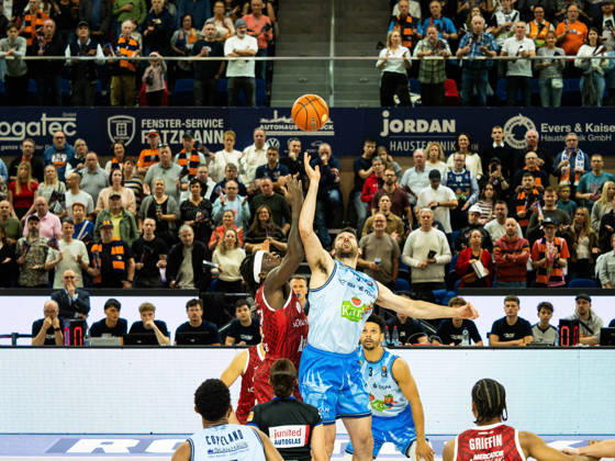 29 Owen Klassen (Rostock Seawolves) und 32 Charles Thompson (Fitness First Würzburg Baskets) im Zweikampf um den Ballgewinn. Rostock Seawolves vs. Fitness First Würzburg Baskets, Stadthalle Rostock, easyCredit Basketball Bundesliga, 5. Spieltag, 10.10.2026 Rostock Seawolves vs. Fitness First Würzburg Baskets, Stadthalle Rostock, easyCredit Basketball Bundesliga, 5. Spieltag, Seawolves, Würzburg Baskets, Basketball 10.10.2026 Rostock Copyright: xHannesxAdelbergx