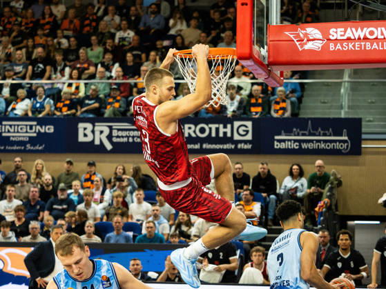 13 Marko Petric (Fitness First Würzburg Baskets) hängt nach einem Dunk am Korb. Rostock Seawolves vs. Fitness First Würzburg Baskets, Stadthalle Rostock, easyCredit Basketball Bundesliga, 5. Spieltag, 10.10.2026 Rostock Seawolves vs. Fitness First Würzburg Baskets, Stadthalle Rostock, easyCredit Basketball Bundesliga, 5. Spieltag, Seawolves, Würzburg Baskets, Basketball 10.10.2026 Rostock Copyright: xHannesxAdelbergx