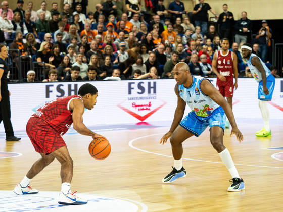 05 Kenny Dye (Fitness First Würzburg Baskets) und 09 DeAndre Lansdowne (Rostock Seawolves) im Zweikampf. Rostock Seawolves vs. Fitness First Würzburg Baskets, Stadthalle Rostock, easyCredit Basketball Bundesliga, 5. Spieltag, 10.10.2026 Rostock Seawolves vs. Fitness First Würzburg Baskets, Stadthalle Rostock, easyCredit Basketball Bundesliga, 5. Spieltag, Seawolves, Würzburg Baskets, Basketball 10.10.2026 Rostock Copyright: xHannesxAdelbergx