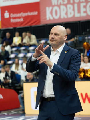 Headcoach PrzemysÅ‚aw Frasunkiewicz (Rostock Seawolves). Rostock Seawolves vs. Fitness First Würzburg Baskets, Stadthalle Rostock, easyCredit Basketball Bundesliga, 5. Spieltag, 10.10.2026 Rostock Seawolves vs. Fitness First Würzburg Baskets, Stadthalle Rostock, easyCredit Basketball Bundesliga, 5. Spieltag, Seawolves, Würzburg Baskets, Basketball 10.10.2026 Rostock Copyright: xHannesxAdelbergx