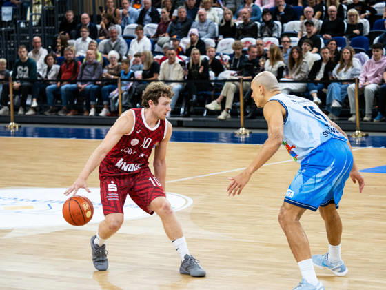 10 Calvin Wishart (Fitness First Würzburg Baskets) im Zweikampf gegen 15 Robin Amaize (Rostock Seawolves). Rostock Seawolves vs. Fitness First Würzburg Baskets, Stadthalle Rostock, easyCredit Basketball Bundesliga, 5. Spieltag, 10.10.2026 Rostock Seawolves vs. Fitness First Würzburg Baskets, Stadthalle Rostock, easyCredit Basketball Bundesliga, 5. Spieltag, Seawolves, Würzburg Baskets, Basketball 10.10.2026 Rostock Copyright: xHannesxAdelbergx
