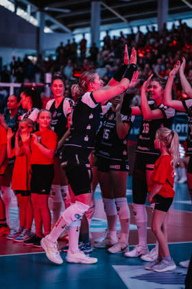 Im Bild: Patricia Nestler (1, Dresdner SC) klatscht mit Morgan Geddes (16, Dresdner SC) ab 10.10.2026, Dresdner SC - Allianz MTV Stuttgart, DEKRA 1. Bundesliga Frauen, Volleyball, Deutschland, Dresden, Cyberport Arena Copyright: HMBxMedia xEtiennexSchlick