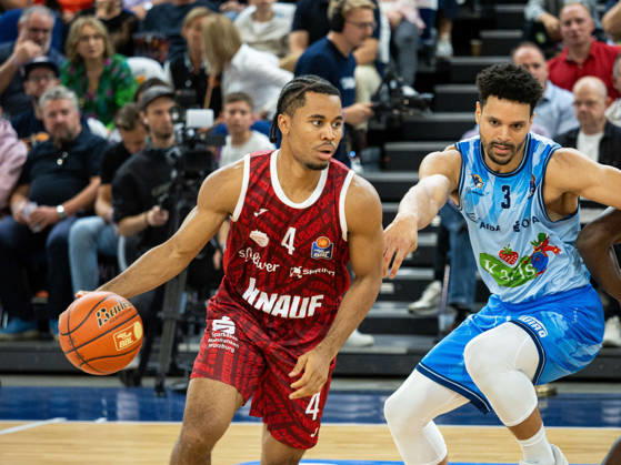04 Sam Griffin (Fitness First Würzburg Baskets) im Zweikampf gegen 03 Dominic Lockhart (Rostock Seawolves). Rostock Seawolves vs. Fitness First Würzburg Baskets, Stadthalle Rostock, easyCredit Basketball Bundesliga, 5. Spieltag, 10.10.2026 Rostock Seawolves vs. Fitness First Würzburg Baskets, Stadthalle Rostock, easyCredit Basketball Bundesliga, 5. Spieltag, Seawolves, Würzburg Baskets, Basketball 10.10.2026 Rostock Copyright: xHannesxAdelbergx