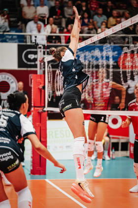 Im Bild: Block durch Mette Pfeffer (12, Dresdner SC) 10.10.2026, Dresdner SC - Allianz MTV Stuttgart, DEKRA 1. Bundesliga Frauen, Volleyball, Deutschland, Dresden, Cyberport Arena Copyright: HMBxMedia xEtiennexSchlick