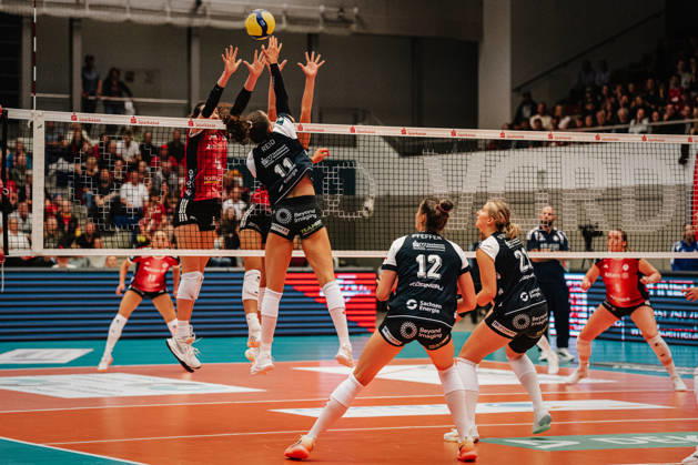 Im Bild: Rylen Reid (11, Dresdner SC) versucht den Ball noch über das Netz zu bekommen 10.10.2026, Dresdner SC - Allianz MTV Stuttgart, DEKRA 1. Bundesliga Frauen, Volleyball, Deutschland, Dresden, Cyberport Arena Copyright: HMBxMedia xEtiennexSchlick