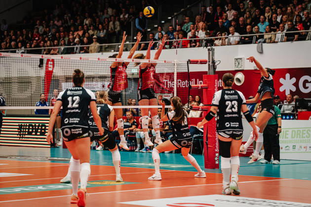Im Bild: Anna Koulberg (9, MTV Stuttgart) und Eleanor Holthaus (8, MTV Stuttgart) blocken den Ball 10.10.2026, Dresdner SC - Allianz MTV Stuttgart, DEKRA 1. Bundesliga Frauen, Volleyball, Deutschland, Dresden, Cyberport Arena Copyright: HMBxMedia xEtiennexSchlick