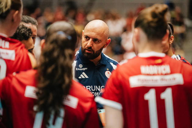 Im Bild: Trainer Konstantin Bitter (MTV Stuttgart) bei der Teambesprechung 10.10.2026, Dresdner SC - Allianz MTV Stuttgart, DEKRA 1. Bundesliga Frauen, Volleyball, Deutschland, Dresden, Cyberport Arena Copyright: HMBxMedia xEtiennexSchlick