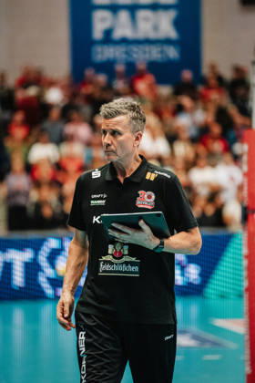 Im Bild: Trainer Alexander Waibl (Dresdner SC) 10.10.2026, Dresdner SC - Allianz MTV Stuttgart, DEKRA 1. Bundesliga Frauen, Volleyball, Deutschland, Dresden, Cyberport Arena Copyright: HMBxMedia xEtiennexSchlick