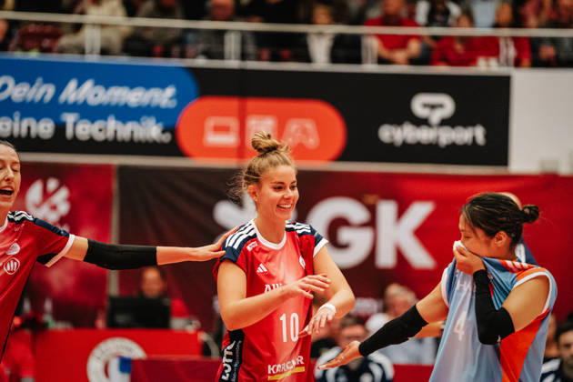 Im Bild: Pia Kästner (10, MTV Stuttgart) klatscht mit Yurika Bamba (4, MTV Stuttgart) ab 10.10.2026, Dresdner SC - Allianz MTV Stuttgart, DEKRA 1. Bundesliga Frauen, Volleyball, Deutschland, Dresden, Cyberport Arena Copyright: HMBxMedia xEtiennexSchlick