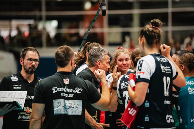 Im Bild: Trainer Alexander Waibl (Dresdner SC) 10.10.2026, Dresdner SC - Allianz MTV Stuttgart, DEKRA 1. Bundesliga Frauen, Volleyball, Deutschland, Dresden, Cyberport Arena Copyright: HMBxMedia xEtiennexSchlick