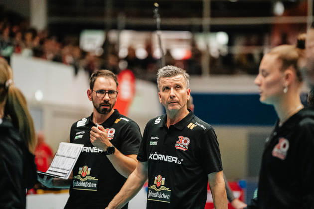 Im Bild: Trainer Alexander Waibl (Dresdner SC) 10.10.2026, Dresdner SC - Allianz MTV Stuttgart, DEKRA 1. Bundesliga Frauen, Volleyball, Deutschland, Dresden, Cyberport Arena Copyright: HMBxMedia xEtiennexSchlick