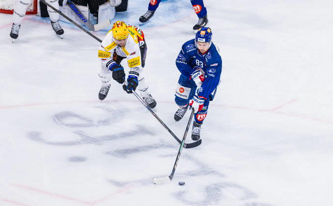 Ice hockey, Eishockey National League Regular Season - ZSC Lions vs HC Frib Zurich, Switzerland, 10th Oct 2026: Duel between 83 Juho Lammikko (ZSC Lions) and Postfinance top scorer Sandro Schmid (Fribourg). Copyright: xAndreasxHaasx