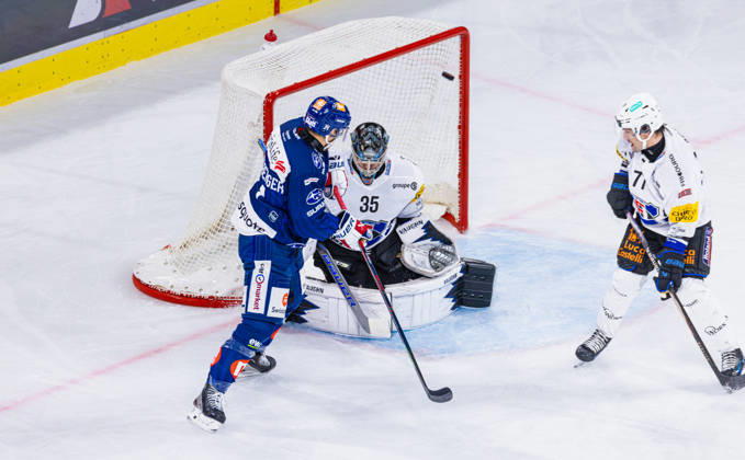 Ice hockey, Eishockey National League Regular Season - ZSC Lions vs HC Frib Zurich, Switzerland, 10th Oct 2026: 31st minute: 14 Chris Baltisberger (ZSC Lions) deflects the puck past goaltender 35 Ludovic Waeber (Fribourg) to make it 4-3. Defenseman 7 Benoit Jecker (Fribourg) has no chance. Copyright: xAndreasxHaasx